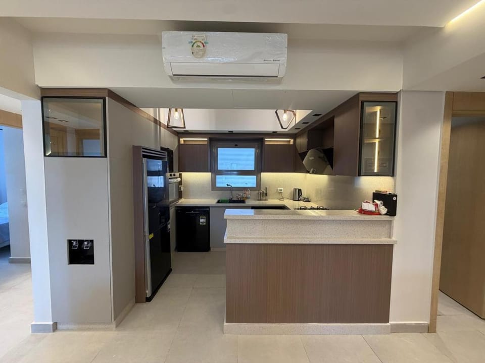 Kitchen or kitchenette, air conditioner