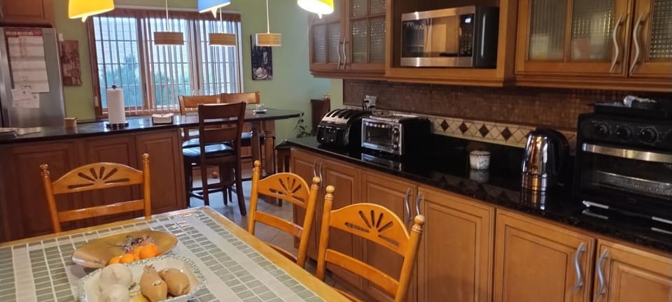 Coffee/tea facilities, Kitchen or kitchenette, Dining area, Communal kitchen, toaster