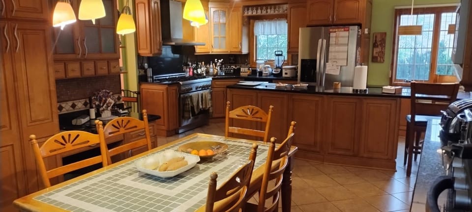 Coffee/tea facilities, Kitchen or kitchenette, Dining area, Communal kitchen, dishwasher, stove, toaster
