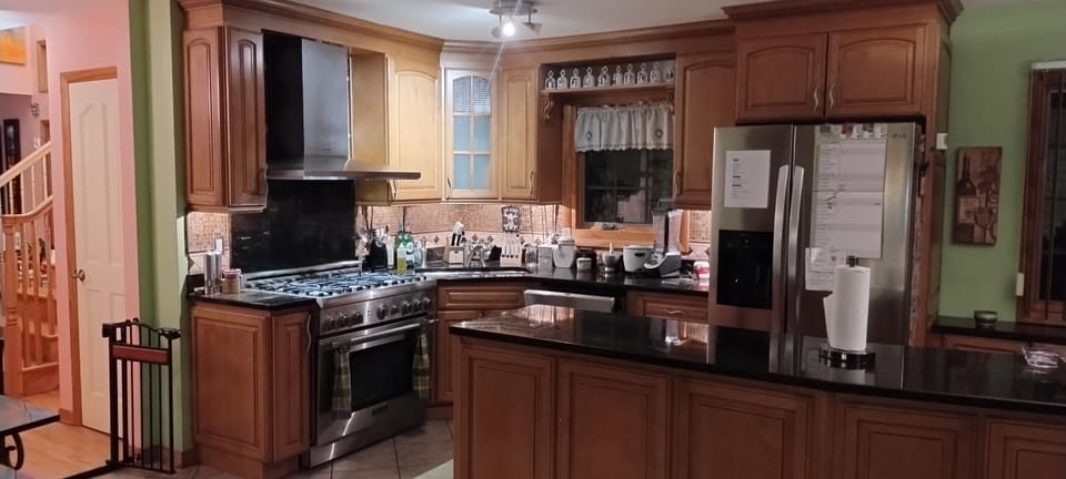 Coffee/tea facilities, Kitchen or kitchenette, Communal kitchen, dishwasher, oven, stove, toaster