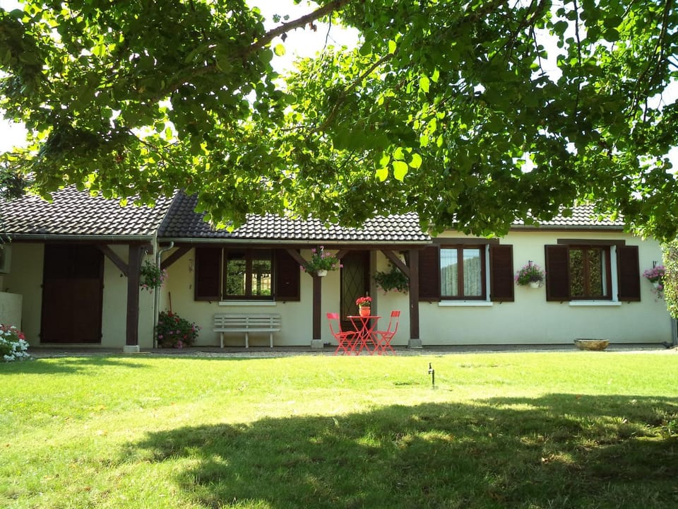 Chambres confortables avec salles d'eau privées et climatisation - FR-1-590-496 Bed and Breakfast in Centre-Val de Loire