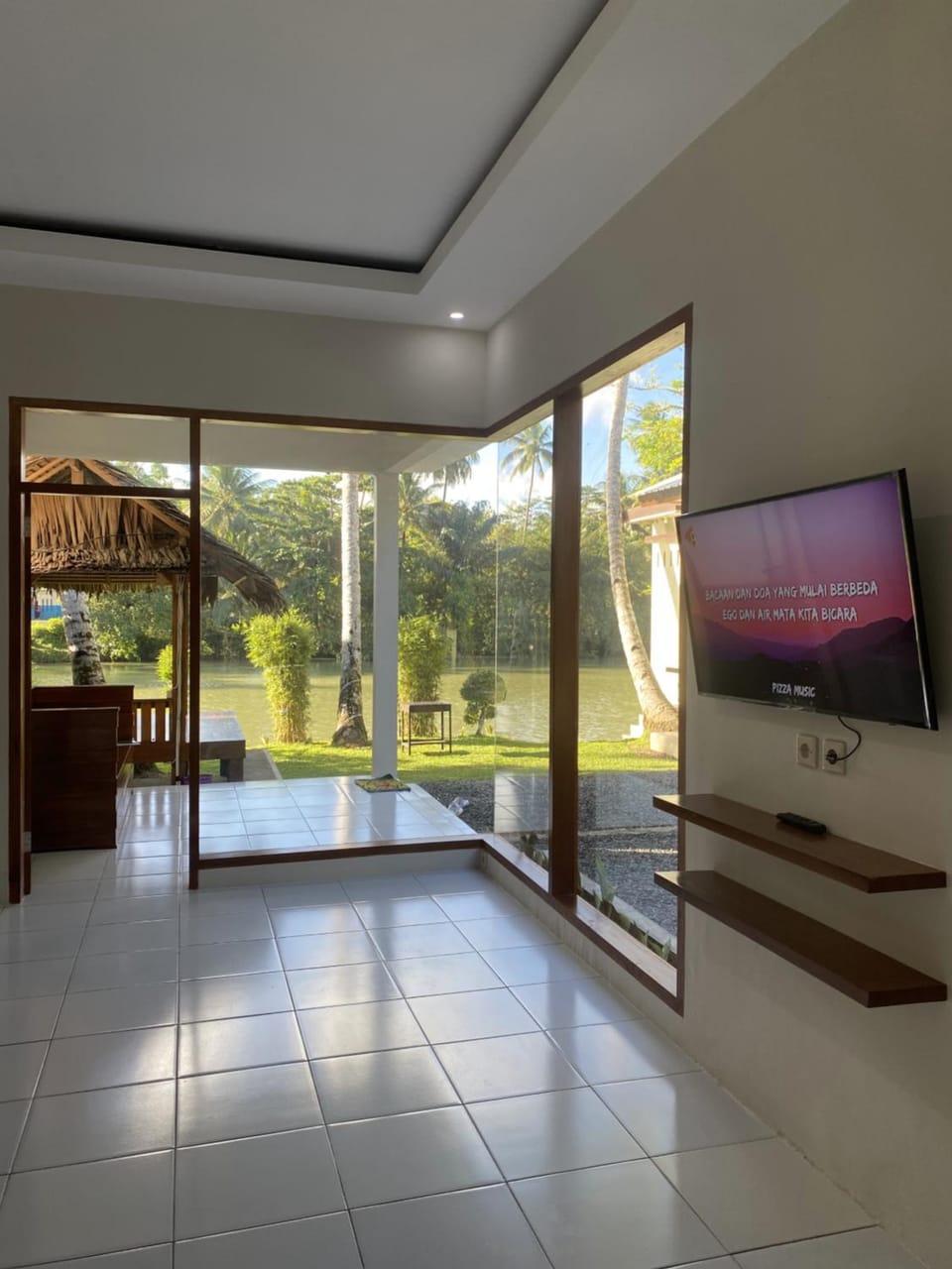 Communal lounge/ TV room, TV and multimedia, Garden view