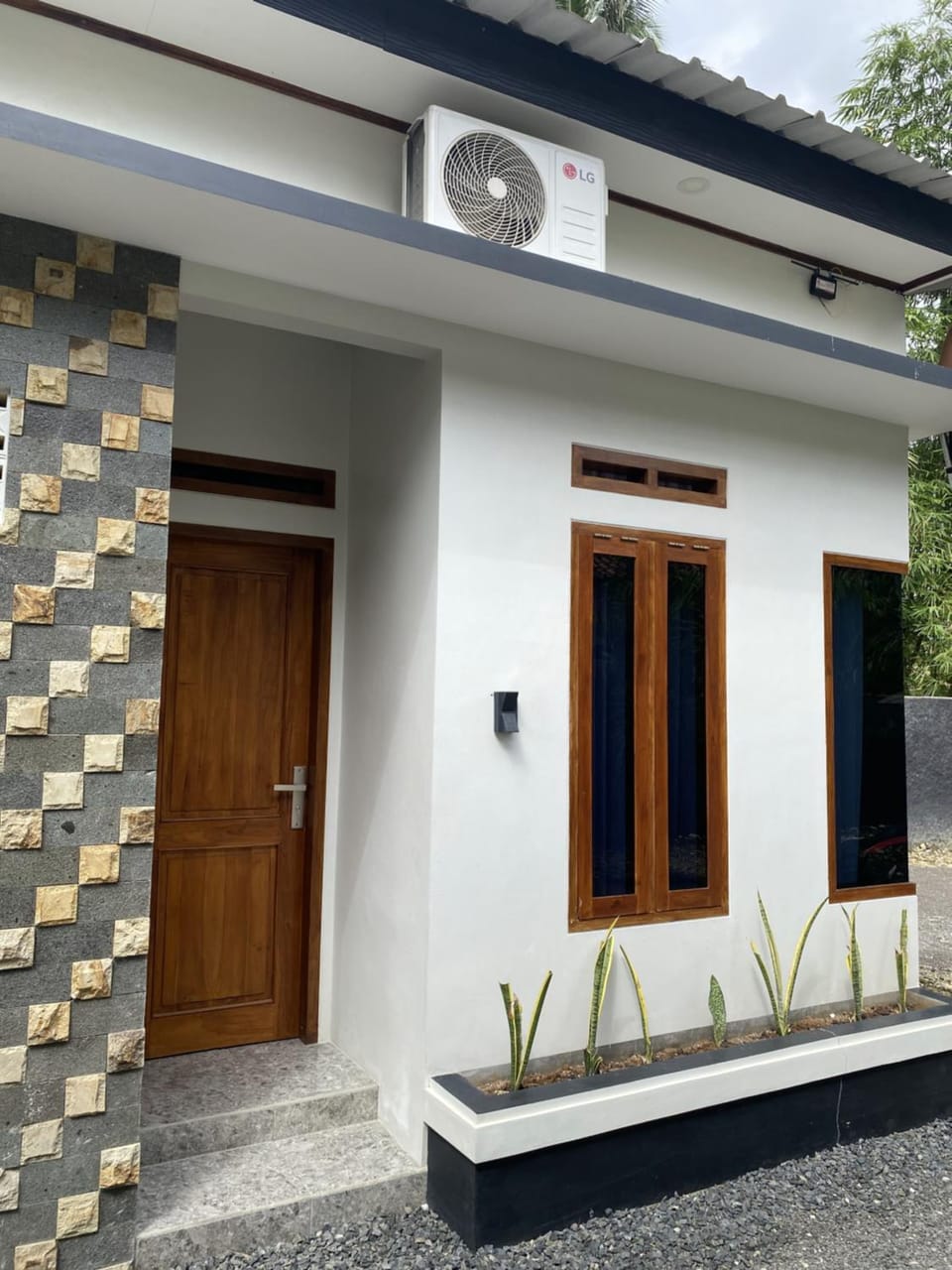 Property building, Facade/entrance, Day