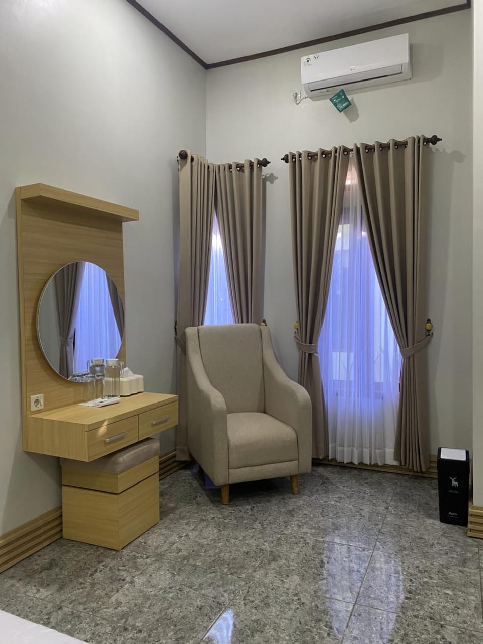 Living room, Seating area, air conditioner