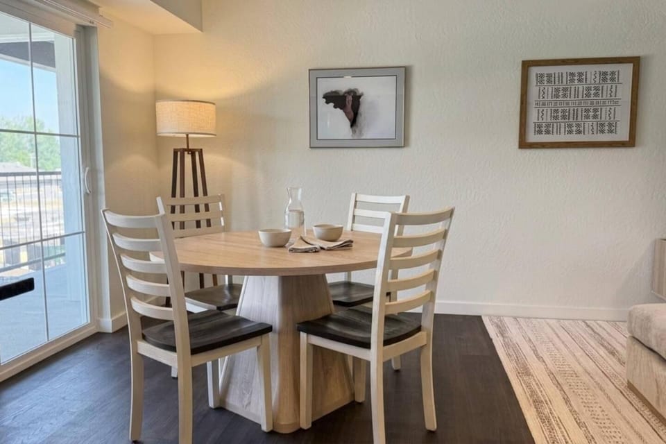 Homestead Village - Two Bedroom Condo Top Floor Apartment in Sandpoint