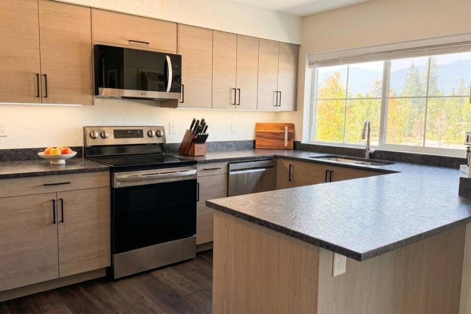 Homestead Village - Two Bedroom Condo Top Floor Apartment in Sandpoint
