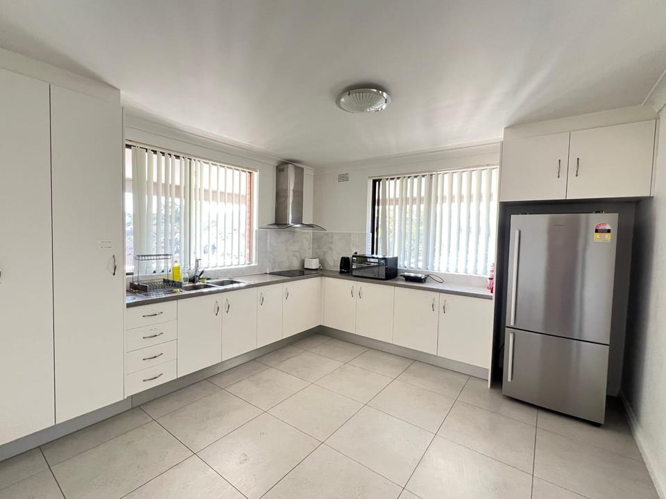 Cozy Queen Room 5 Minute Walk to Train Station - CP6 Vacation rental in Sydney