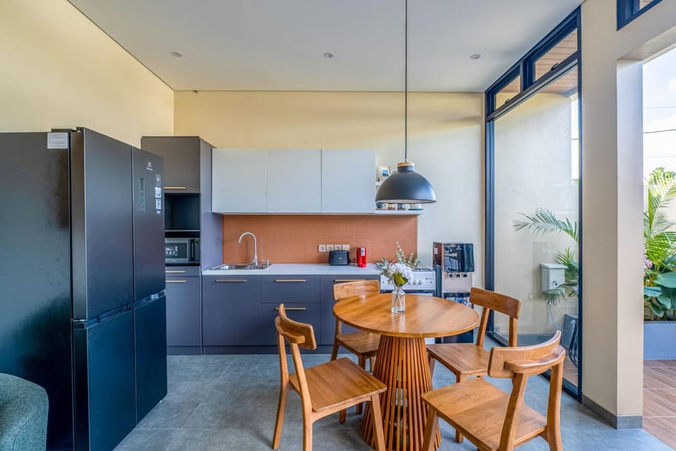 Kitchen or kitchenette, Dining area