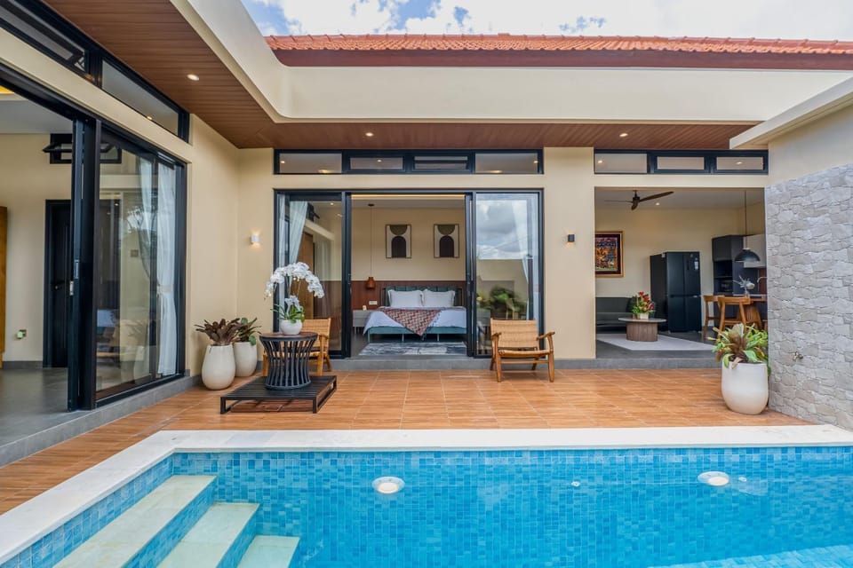 Bed, Bedroom, Swimming pool