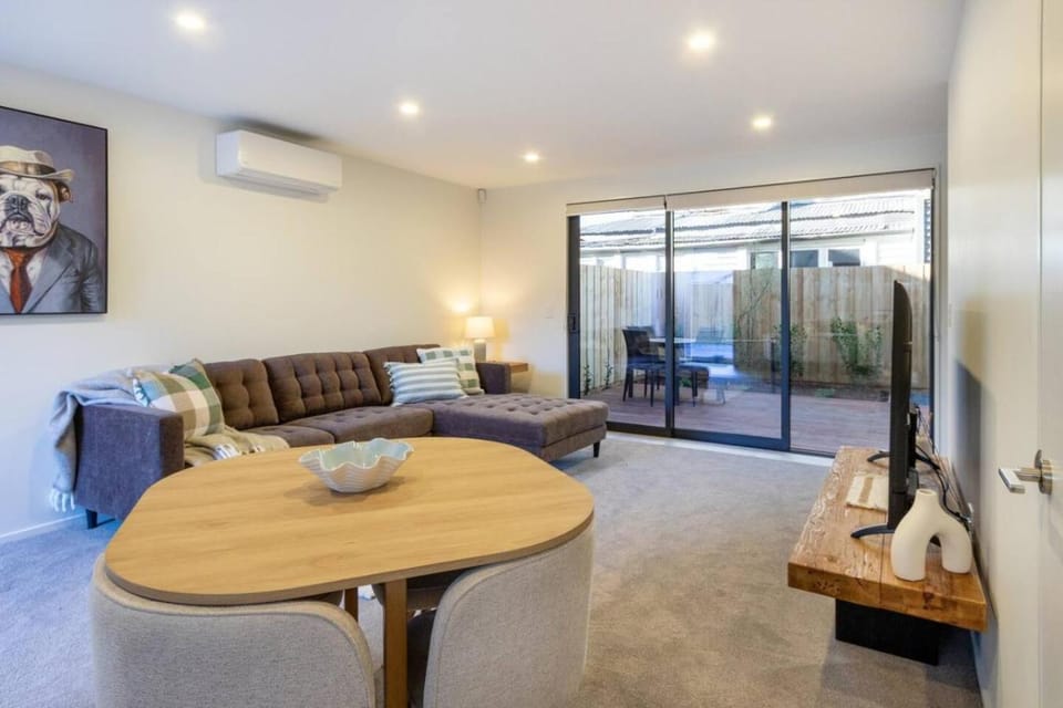 Contemporary Townhouse - Near CBD & Gated Parking Apartment in Christchurch