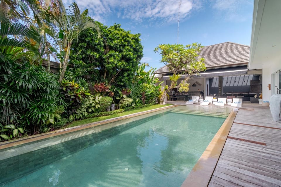 Gorgeous Tropical 3 Bed Pool Villa, 24hr Security Villa in North Kuta