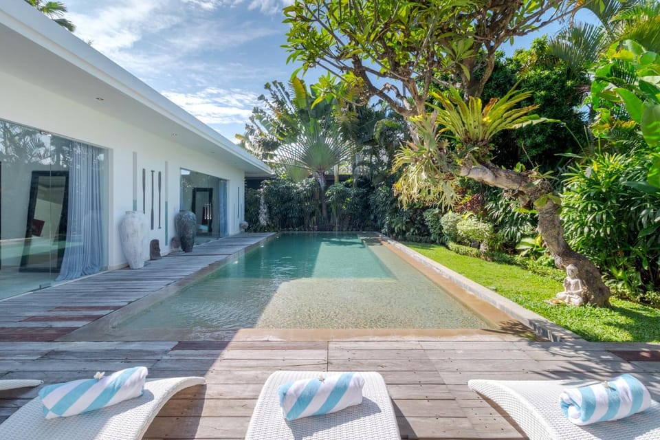 Gorgeous Tropical 3 Bed Pool Villa, 24hr Security Villa in North Kuta