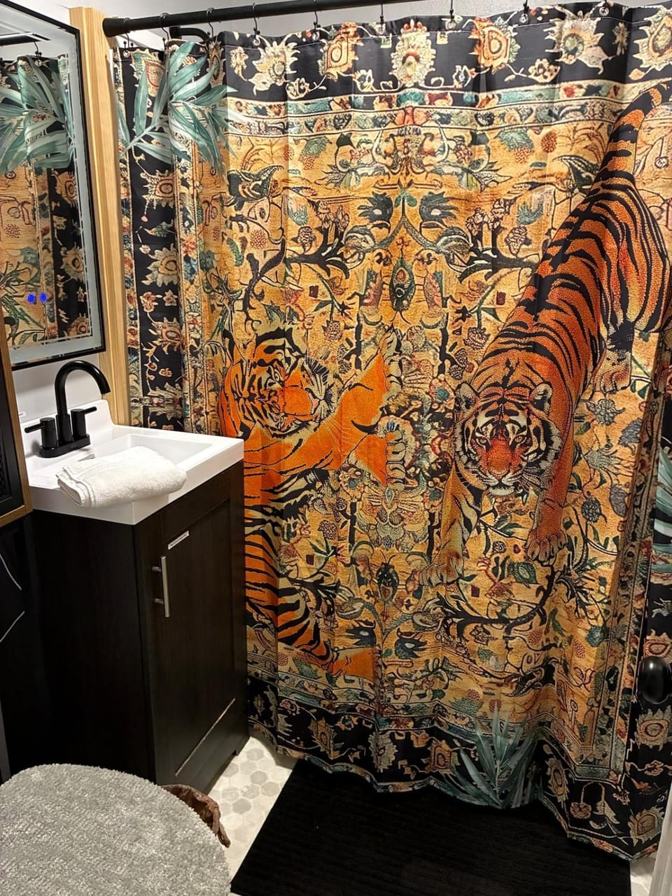 TIGER COVE - Entire Home, Fenced Yard, Central DSM House in Des Moines