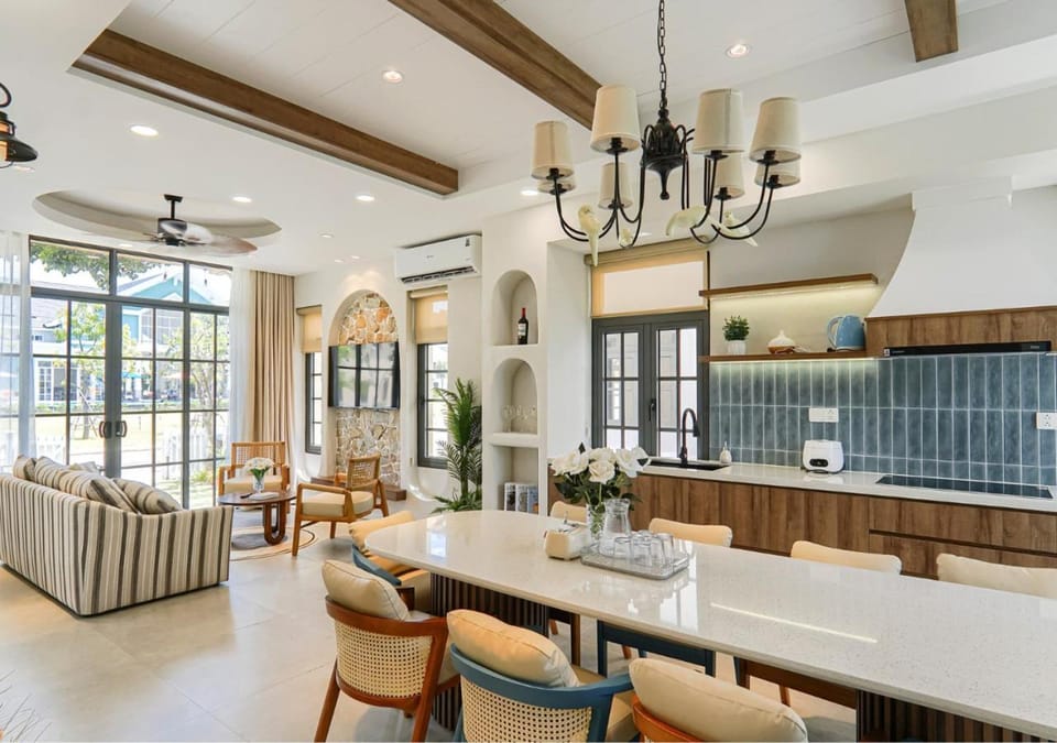Kitchen or kitchenette, Seating area