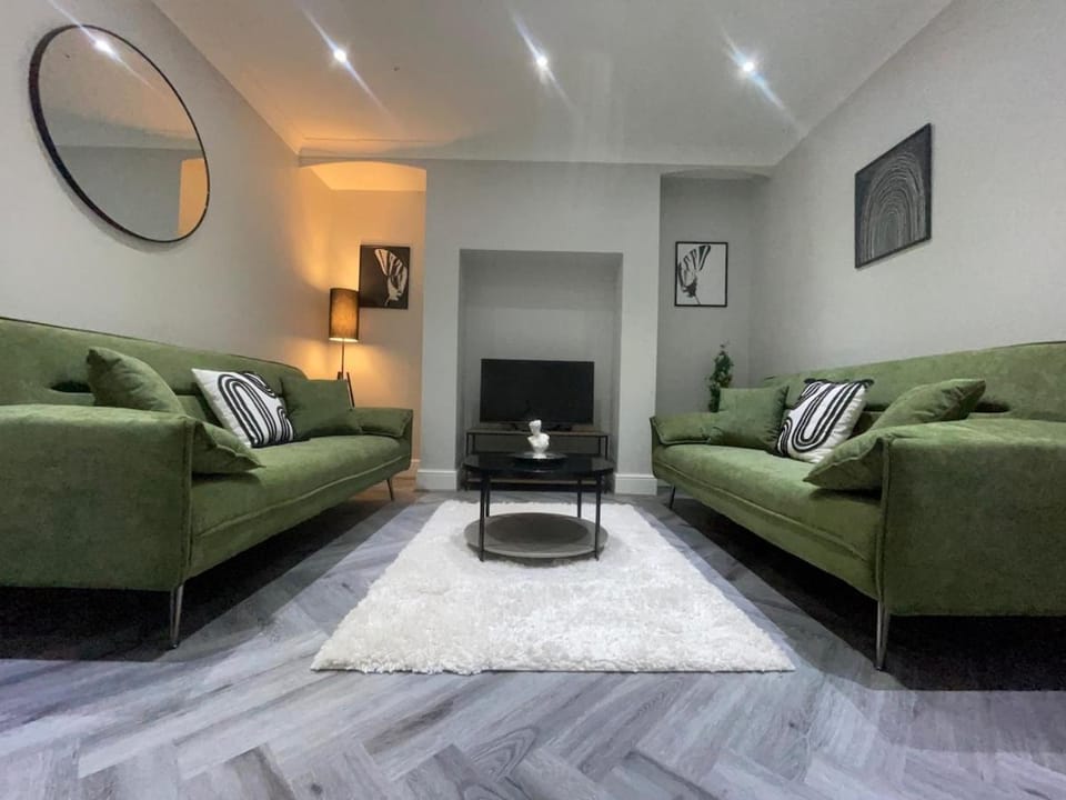 9 Beds, 5 bedrooms, large house House in Harrogate