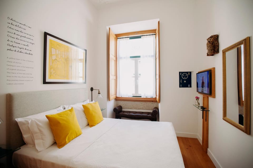 Spring, Bed, Day, TV and multimedia, Photo of the whole room, Decorative detail, Bedroom, On site