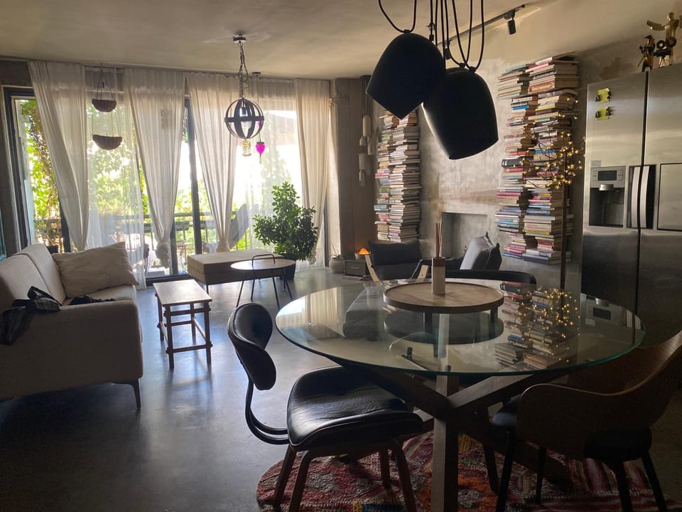 Kitchen or kitchenette, Living room, Seating area, Dining area