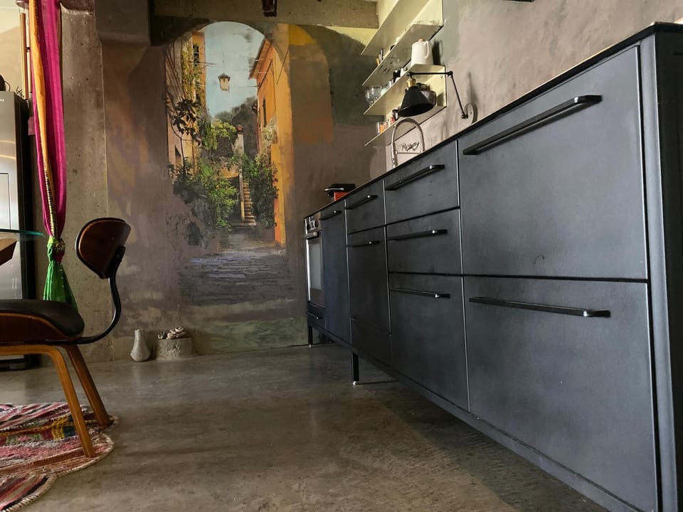 Kitchen or kitchenette, dishwasher, oven, washing machine