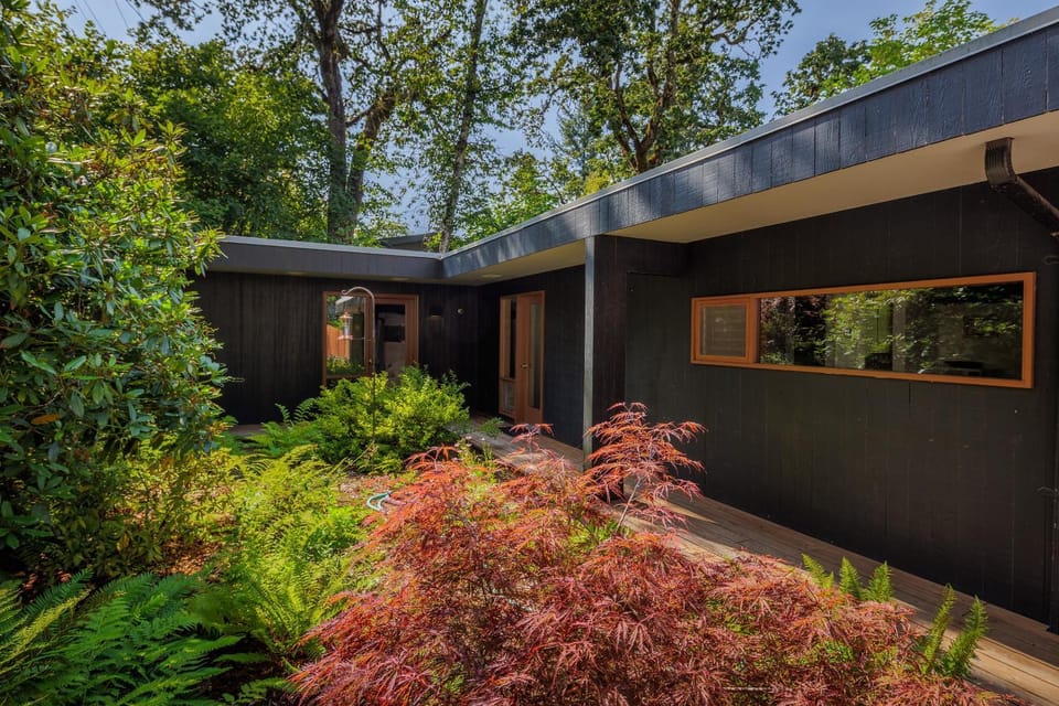 The Meadowlark - Midcentury Gem Minutes from Campus home House in Eugene