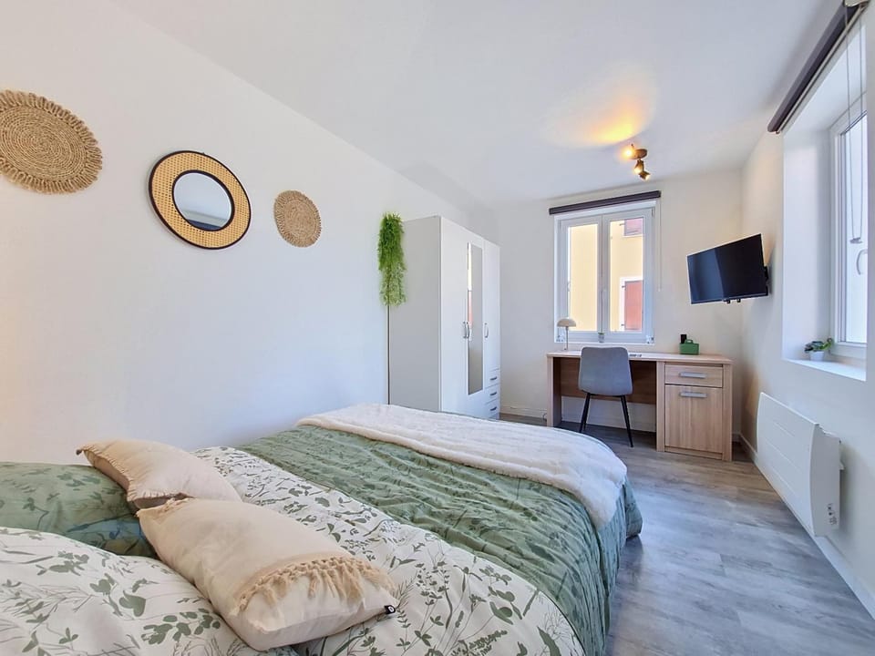 Bed, TV and multimedia, Photo of the whole room, Bedroom