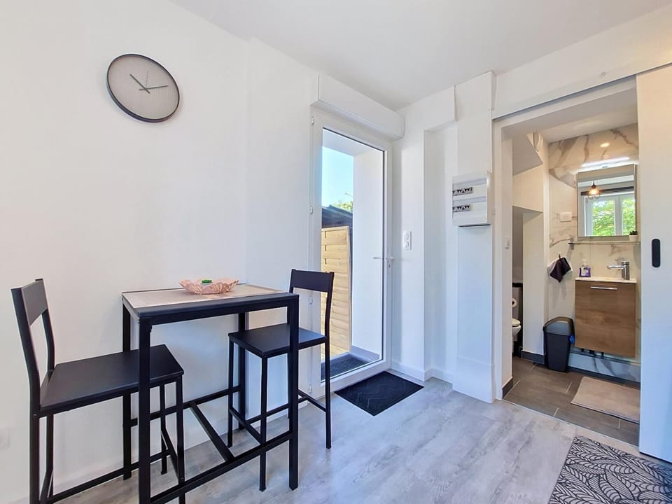 Kitchen or kitchenette, Seating area, Dining area