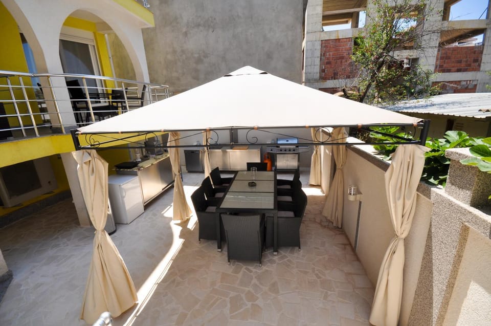 Property building, Patio, Day, Activities, Summer, BBQ facilities, Garden, Banquet/Function facilities, Decorative detail, Communal kitchen, On site