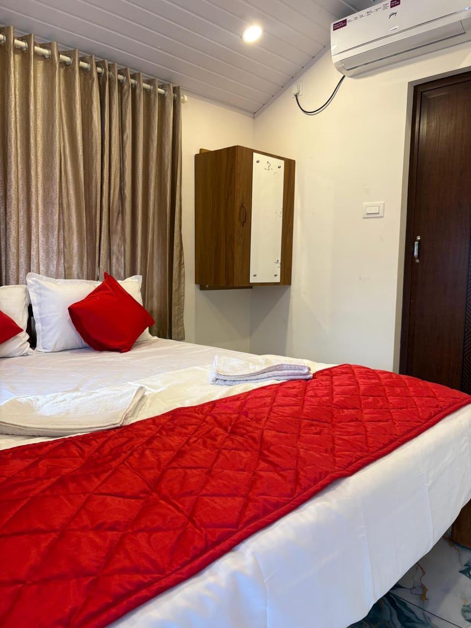 Bed, Photo of the whole room, air conditioner