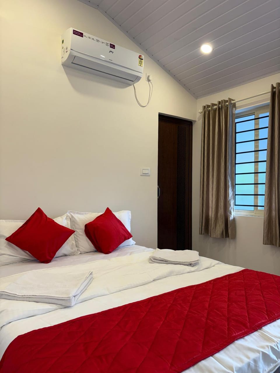 Photo of the whole room, Bedroom, air conditioner