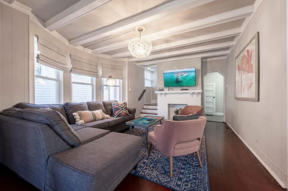 Speakeasy Hot tub 1920s Family Beach Home House in Ventnor City