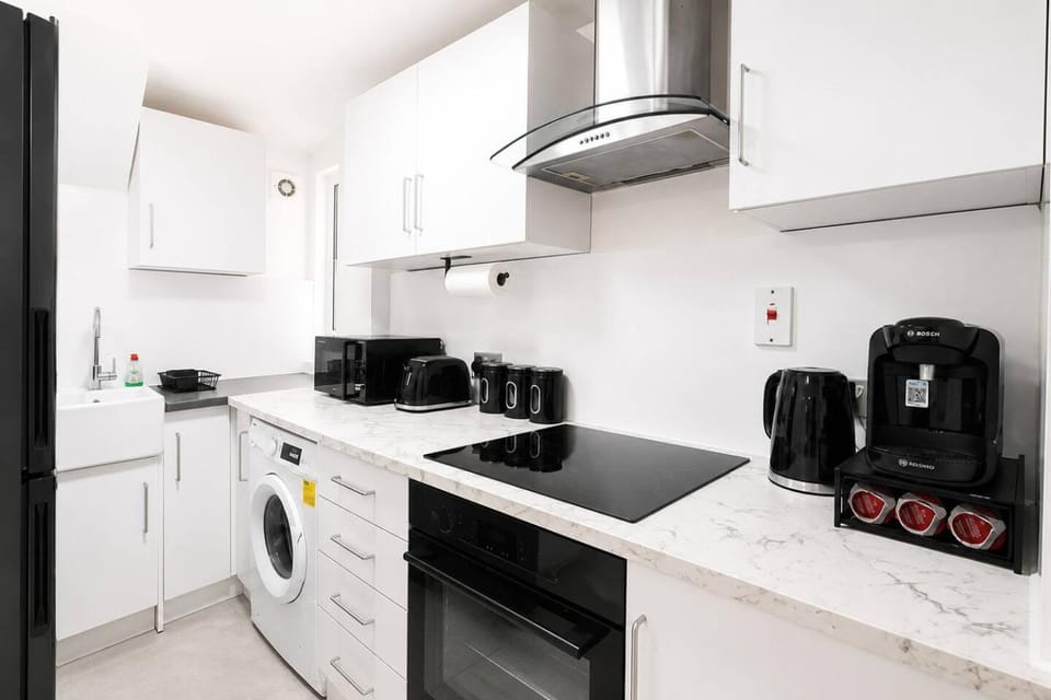 Coffee/tea facilities, Kitchen or kitchenette, microwave, oven, stove, toaster, washing machine