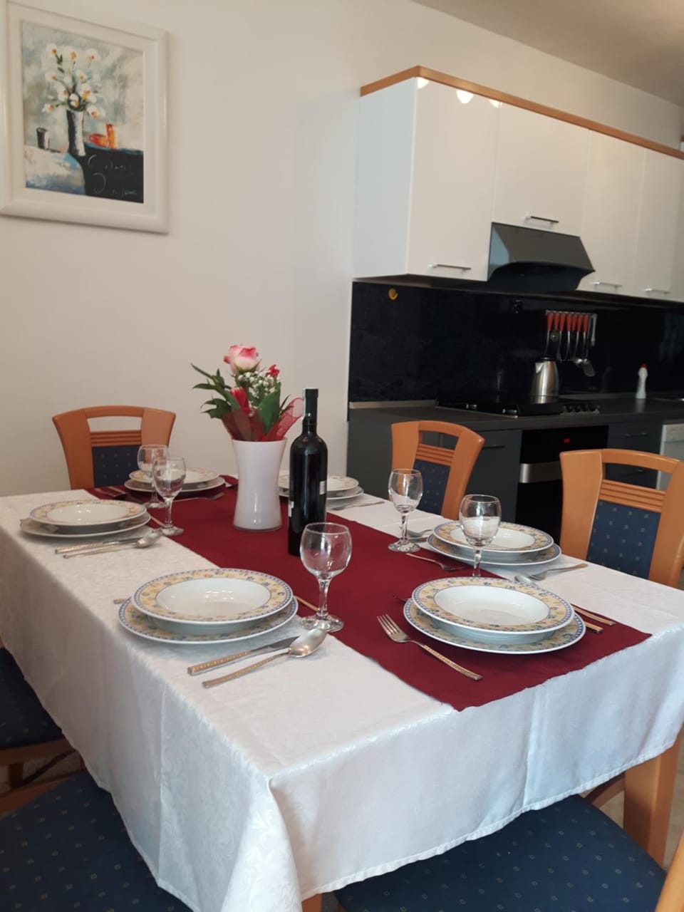 Kitchen or kitchenette, Dining area