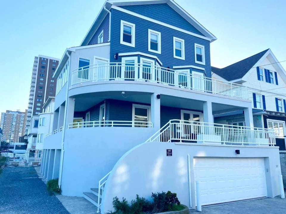 Premier Oceanfront Beach Pad 9BR House in Ventnor City