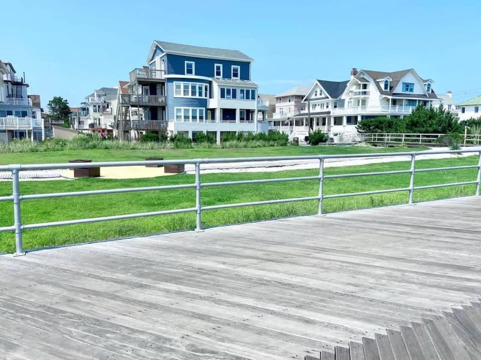 Premier Oceanfront Beach Pad 9BR House in Ventnor City