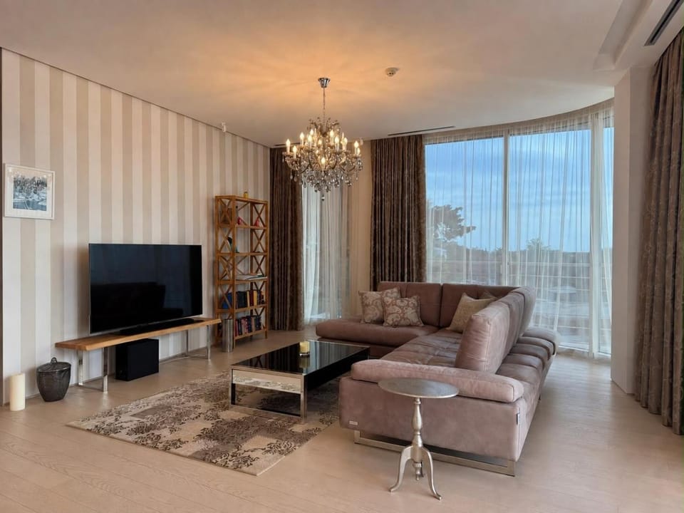 Communal lounge/ TV room, TV and multimedia, Living room, Seating area, Evening entertainment