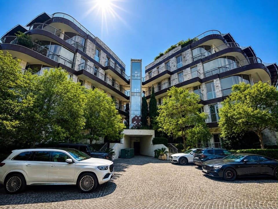 Property building, Day, Neighbourhood, Street view, Location, Parking