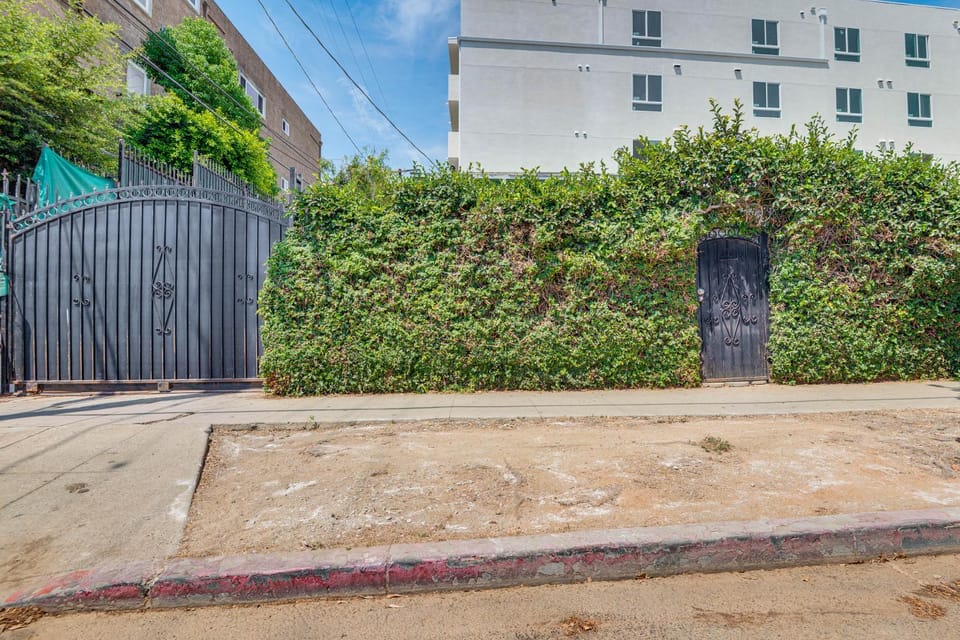 Convenient Van Nuys Base! 2 Separate Apts House in Van Nuys