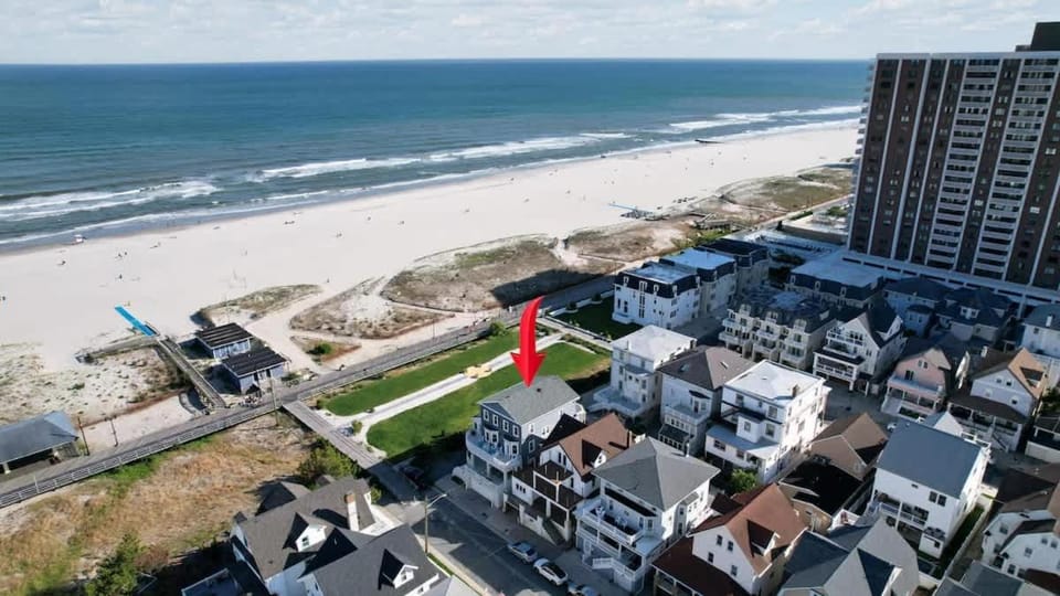 Unreal ocean Beach Pad - beachfront & boardwalk House in Ventnor City