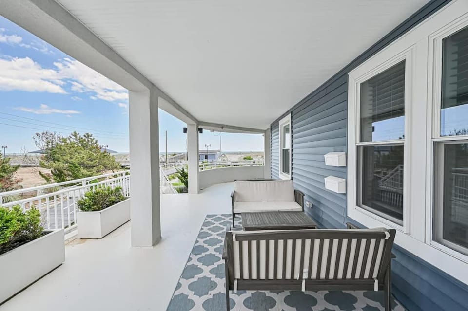 Unreal ocean Beach Pad - beachfront & boardwalk House in Ventnor City