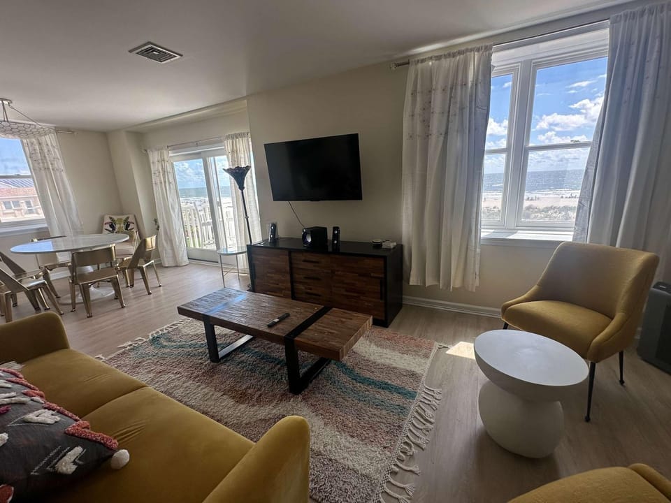 Beachfront on Buffalo Ventnor designer condo Apartment in Ventnor City