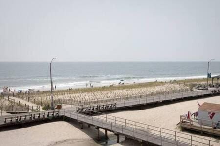 Beachfront on Buffalo Ventnor designer condo Apartment in Ventnor City