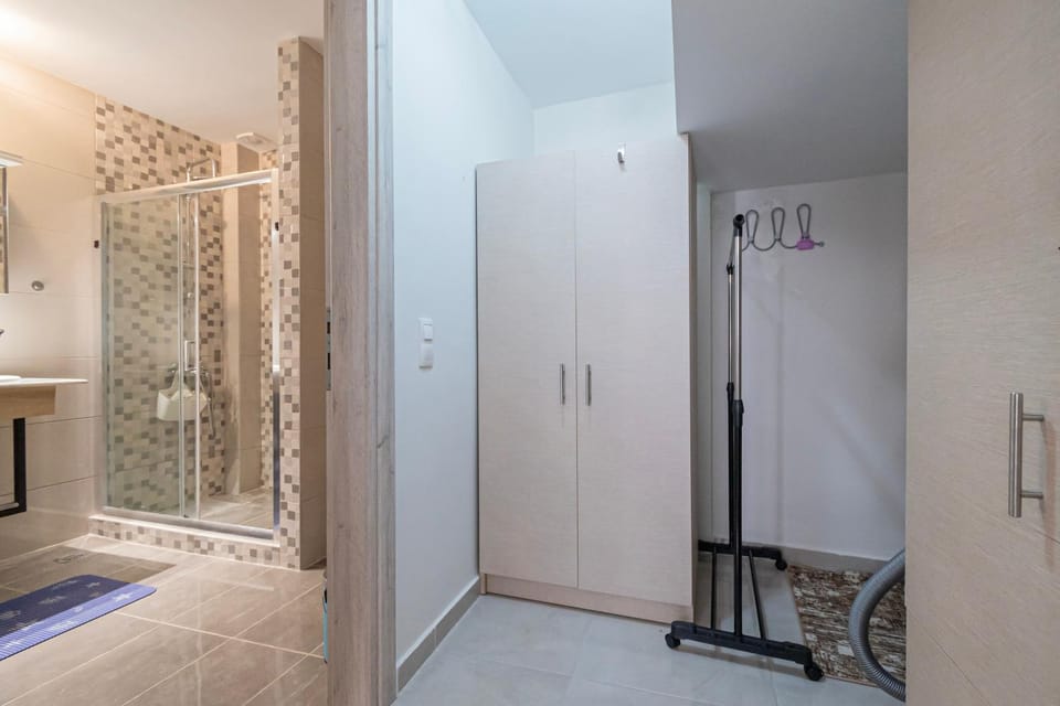 Shower, Bathroom, wardrobe