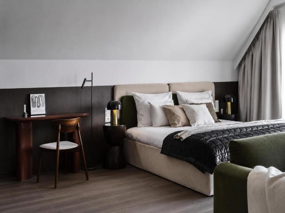 Bed, Photo of the whole room, Seating area