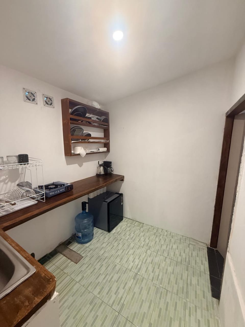 Kitchen or kitchenette, minibar