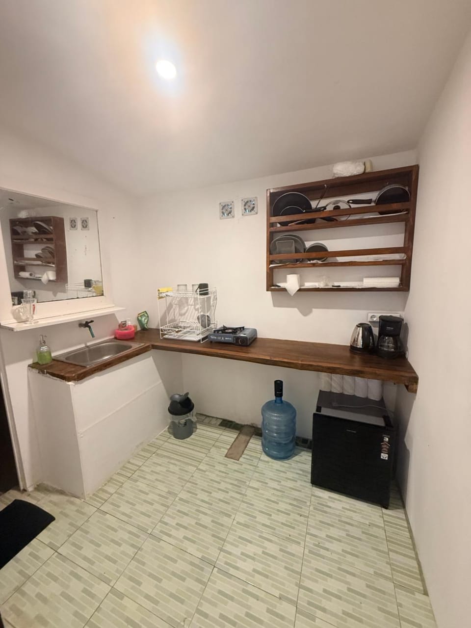 Kitchen or kitchenette, minibar, stove