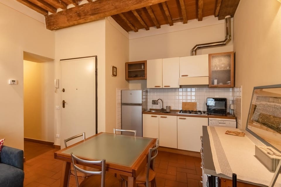 Kitchen or kitchenette, Dining area, microwave, stove