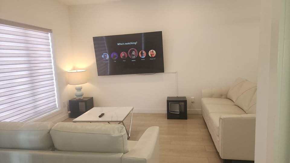 Executive 2BR Home - Free EV Charging - Near WPG Airport Apartment in Winnipeg