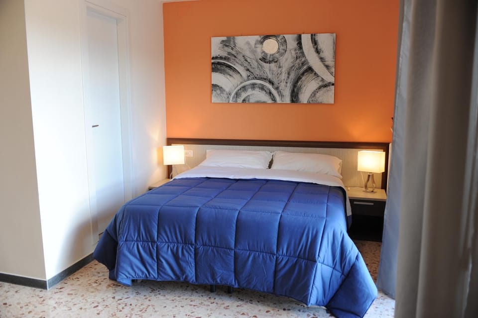 Bed, Photo of the whole room, Decorative detail, Decorative detail, Drinks, Alcoholic drinks, Non alcoholic drinks