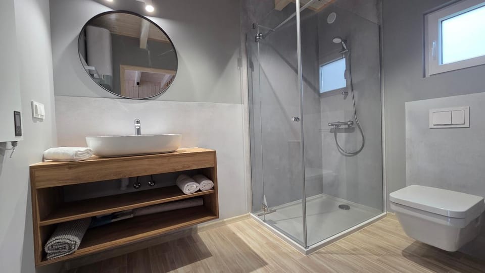 Shower, Toilet, Bathroom, towels