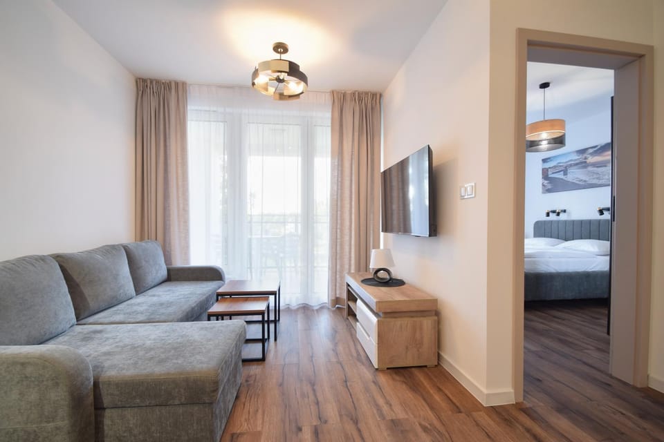 TV and multimedia, Living room, Seating area, Bedroom