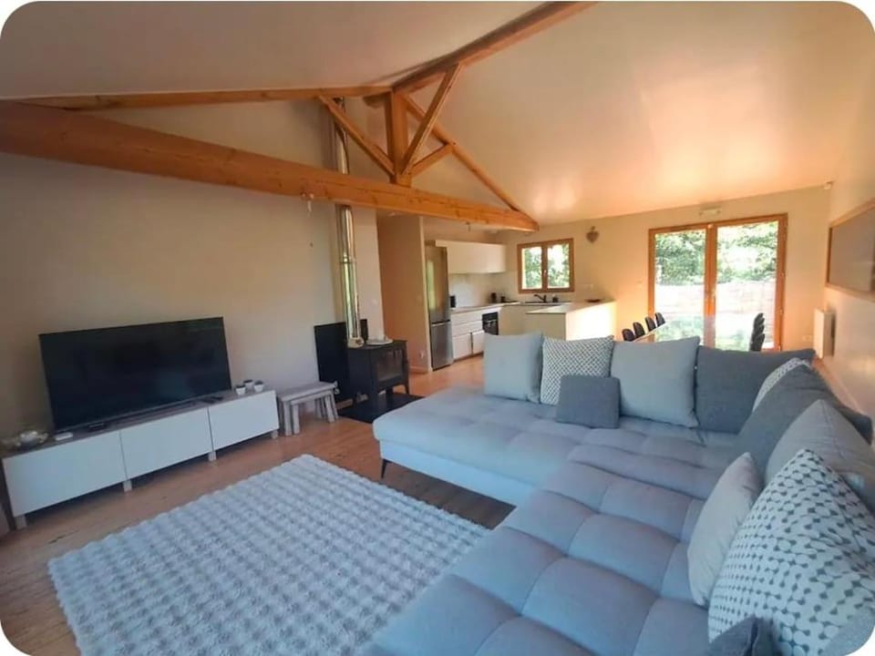 TV and multimedia, Living room, Seating area, Evening entertainment